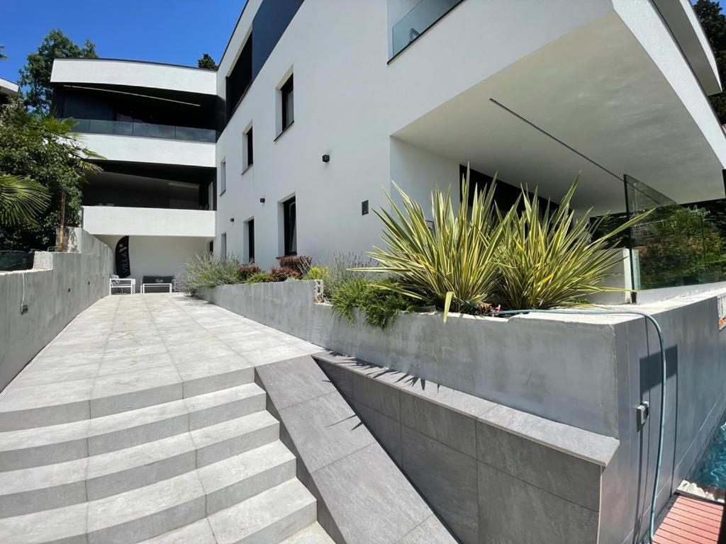 Aparthotel Villa V With Heated Pool Риека Экстерьер фото