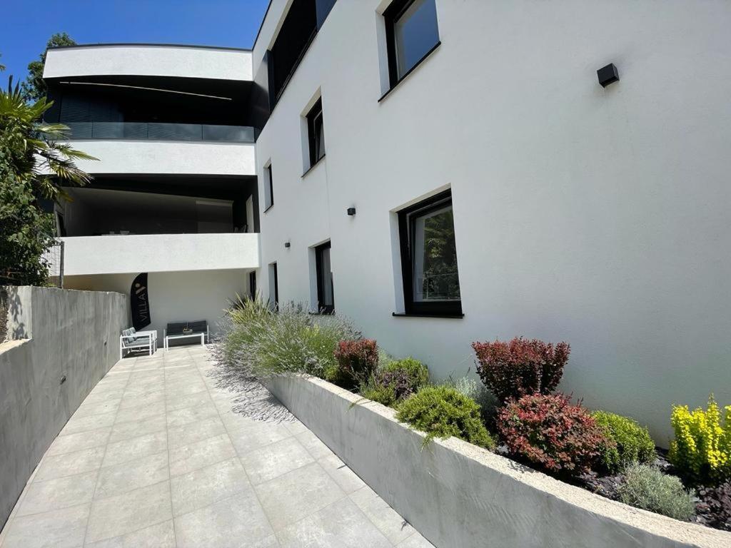 Aparthotel Villa V With Heated Pool Риека Экстерьер фото